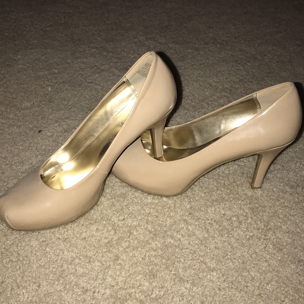 High heel pumps